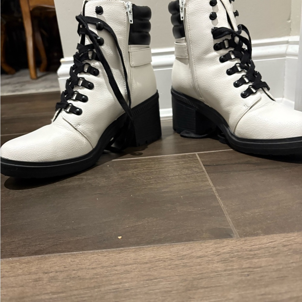 Mix #6 size 8.5 Women's White/Black Wedge Lace-Up Boots - Picture 7 of 9